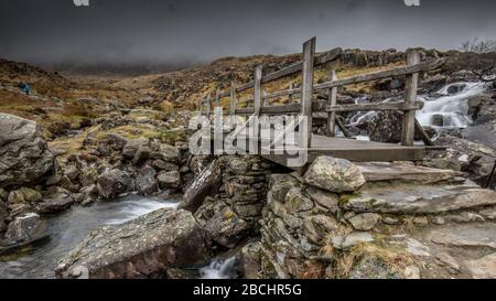 Holzsteg und Fußweg in Snowdonia auf dem Weg nach Cwm Idwal North Wales. Stockfoto