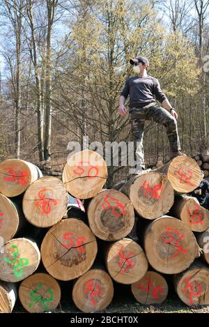 Athletic Mann Sport in der Natur tragen Gesicht chirurgische Maske wegen Coronavirus. Es ist sicher draußen in der Natur während der COVID-19 Pandemie. Stockfoto
