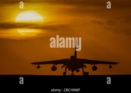 Royal Air Force Tornado GR4 greift bei Sonnenuntergang einen Jagdjäger von den Dambusters auf der Landebahn an Stockfoto