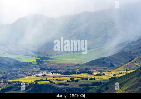 Landwirtschaft Felder in einem beleuchteten Tal im Regen, Quilotoa, südlich von Quito, Ecuador. Stockfoto