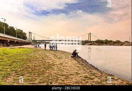 Khartum, Sudan - 29. Januar 2015: Menschen, die auf dem Nil in Khartum im Sudan spazieren gehen. Brücke über den BNil im Hintergrund, Stockfoto