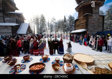 Malye Korely. Den Winter im Museum "Einkaufszentrum Korely" erleben. Pfannkuchenwoche. Pfannkuchen kochen. Russland, Region Archangelsk Stockfoto