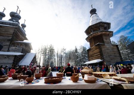 Malye Korely. Den Winter im Museum "Einkaufszentrum Korely" erleben. Pfannkuchenwoche. Pfannkuchen kochen. Russland, Region Archangelsk Stockfoto