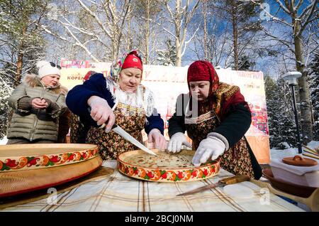 Malye Korely. Den Winter im Museum "Einkaufszentrum Korely" erleben. Pfannkuchenwoche. Pfannkuchen kochen. Russland, Region Archangelsk Stockfoto