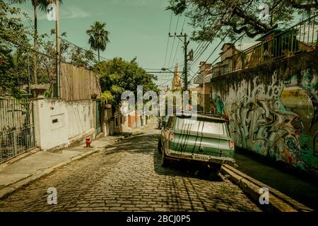 Rio de Janeiro, Brasilien - 18. Dezember 2017: Oldtimer auf einer Straße in Rio de Janeiro, Brasilien Stockfoto
