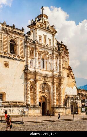 Antigua, Guatemala - 6. Dezember 2016: Architekturdetails an der Fassade der katholischen Kirche namens Iglesia de San Francisco in Antigua, Guatemala Stockfoto