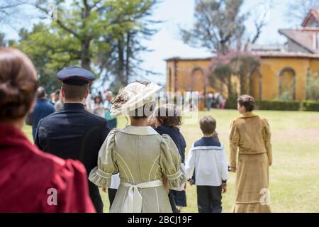 Zwei Laiendarsteller, die den Kaiser von Österreich Karl 1 oder Karl 1 und seine Frau Zita in der Quinta Jardins do Imperador bei der Wiedereröffnung der Emp handeln Stockfoto