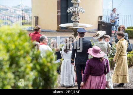 Zwei Laiendarsteller, die den Kaiser von Österreich Karl 1 oder Karl 1 und seine Frau Zita in der Quinta Jardins do Imperador bei der Wiedereröffnung der Emp handeln Stockfoto