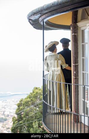 Zwei Laiendarsteller, die den Kaiser von Österreich Karl 1 oder Karl 1 und seine Frau Zita in der Quinta Jardins do Imperador bei der Wiedereröffnung der Emp handeln Stockfoto