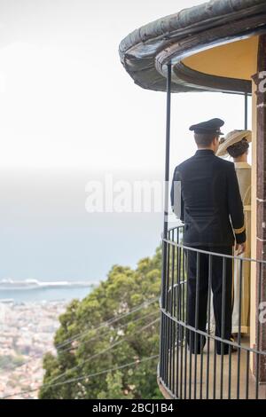 Zwei Laiendarsteller, die den Kaiser von Österreich Karl 1 oder Karl 1 und seine Frau Zita in der Quinta Jardins do Imperador bei der Wiedereröffnung der Emp handeln Stockfoto