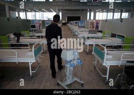 April 2020, Teheran, Iran: Blick auf ein temporär etabliertes Notkrankenhaus in einem Teil des weltweit größten Einkaufskomplexes namens "Iran Mall" zur Behandlung von mit der COVID-19-Krankheit infizierten Patienten, verursacht durch das SARS-COV-2-Coronavirus, im Nordwesten der Hauptstadt Teheran, Iran. (Bild: © Rouzbeh Fouladi/ZUMA Draht) Stockfoto