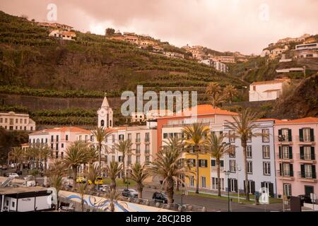 Die Stadt mit der Kirche Nossa Senhora da Luz von Ponta do Sol, westlich von Funchal auf der Insel Madeira von Portugal. Portugal, Madeira, April 2018 Stockfoto