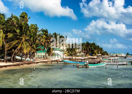 Caye Caulker, Belize - 20. Dezember 2016: Blick auf Holzkacheln mit Motorbooten auf der Insel Caye Caulker, Belize, Karibik. Stockfoto