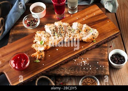 Gebackene Fische in Brotkrümeln mit Sauce. Nahaufnahme, Draufsicht Stockfoto