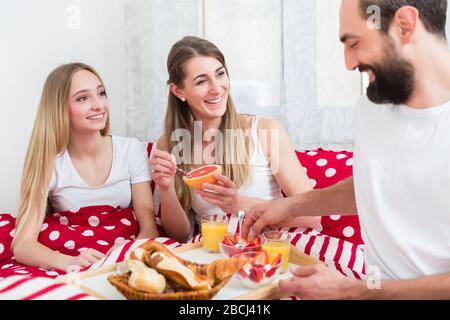 Familie mit Frühstück im Bett Stockfoto