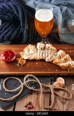 Gebackene Fische in Brotkrümeln mit Sauce. Nahaufnahme, Draufsicht Stockfoto