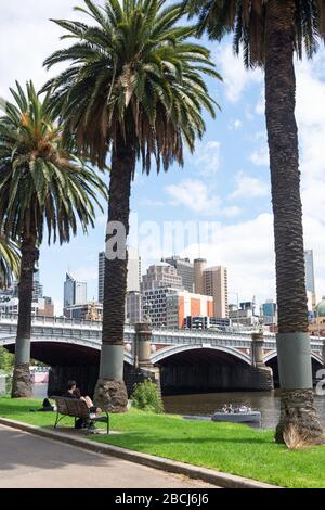 Central Business District (CBD) und Princes Bridge über Yarra River, City Central, Melbourne, Victoria, Australien Stockfoto