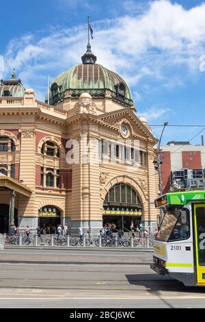 Straßenbahn, die an der Flinders Street Station, Flinders Street, City Central, Melbourne, Victoria, Australien vorbeiführt Stockfoto