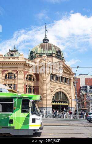 Straßenbahn, die an der Flinders Street Station, Flinders Street, City Central, Melbourne, Victoria, Australien vorbeiführt Stockfoto