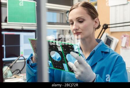 Optische Qualitätskontrolle und Montage Inspektion der ein elektronisches Gerät Stockfoto