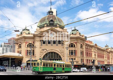 Tram mit traditionellem Stadtkreis, die an der Flinders Street Station, Flinders Street, City Central, Melbourne, Victoria, Australien vorbeiführt Stockfoto