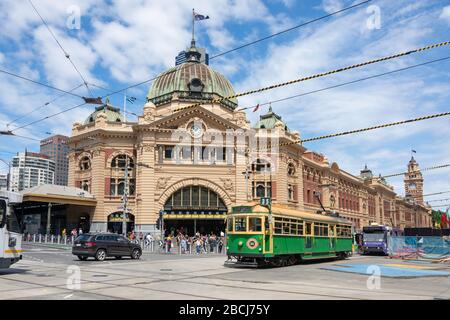 Tram mit traditionellem Stadtkreis, die an der Flinders Street Station, Flinders Street, City Central, Melbourne, Victoria, Australien vorbeiführt Stockfoto