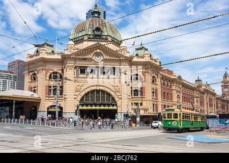 Tram mit traditionellem Stadtkreis, die an der Flinders Street Station, Flinders Street, City Central, Melbourne, Victoria, Australien vorbeiführt Stockfoto