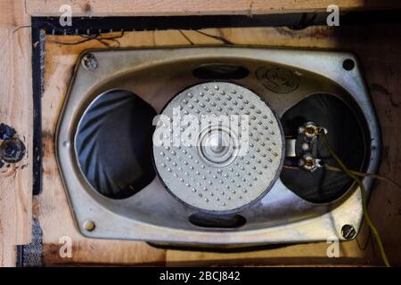 Sowjetischer Ferritlautsprecher 2GD-40, in einem Holzgehäuse einer akustischen Säule. Alte sowjetische Akustik. Reparatur von Schalldynamik, Ration Lötdraht auf t Stockfoto