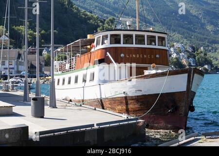 ODDA, NORWAY-CIRCA JUL, 2018: Das Boot zur Miete wird im Hafen im Zentrum der Stadt Odda gefestert. In der Lindesnes Hytteutonie können Motorboote gemietet werden Stockfoto