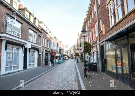 Venlo, Limburg-Niederlande - 13. Oktober 2018: Leere Straße ohne Menschen im historischen Zentrum der niederländischen Stadt. Geschlossene Geschäfte, Restaurants und Cafés. Stockfoto