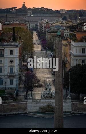 Rom, Italien. April 2020. ROM, ITALIEN - 04. April 2020: Die allgemeine Ansicht zeigt die fast menschenleere Piazza del Popolo bei Sonnenuntergang. Die italienische Regierung hat beispiellose Einschränkungen auferlegt, um die Ausbreitung des COVID-19-Coronavirus-Ausbruchs zu stoppen, und andere Maßnahmen, die die Bewegungen der Menschen nur für die Arbeit, für den Kauf wesentlicher Waren und aus gesundheitlichen Gründen erlaubt sind. (Foto von Nicolò Campo/Sipa USA) Credit: SIPA USA/Alamy Live News Stockfoto