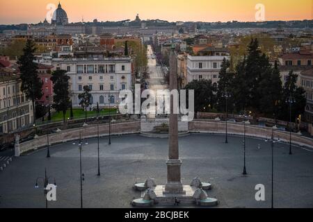 Rom, Italien. April 2020. ROM, ITALIEN - 04. April 2020: Die allgemeine Ansicht zeigt die fast menschenleere Piazza del Popolo bei Sonnenuntergang. Die italienische Regierung hat beispiellose Einschränkungen auferlegt, um die Ausbreitung des COVID-19-Coronavirus-Ausbruchs zu stoppen, und andere Maßnahmen, die die Bewegungen der Menschen nur für die Arbeit, für den Kauf wesentlicher Waren und aus gesundheitlichen Gründen erlaubt sind. (Foto von Nicolò Campo/Sipa USA) Credit: SIPA USA/Alamy Live News Stockfoto