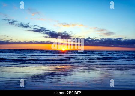 Frühlingsaufgang von Padre Island in der Nähe von Corpus Christi, Texas Stockfoto