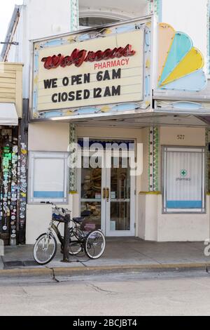 Eingang zu Walgreens in einem alten Theater in Key West, Florida, USA. Stockfoto