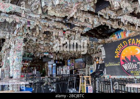 Das weltberühmte Willie T's Bar and Restaurant befindet sich in der Duval Street in Key West Florida, USA. Dekoriert mit Dollarscheinen. In der Bar sind keine Touristen. Stockfoto