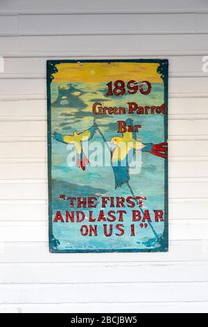 Die grüne Parrot Bar steht auf der Seite ihres Gebäudes in Key West Florida, USA. Stockfoto