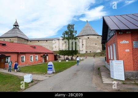 STARAYA LADOGA, RUSSLAND-CIRCA Jun, 2018: Hauptgast mit Ticketschalter befindet sich auf dem Gebiet der alten Ladoga-Festung. Es ist historisch-architektonisch und Bogen Stockfoto