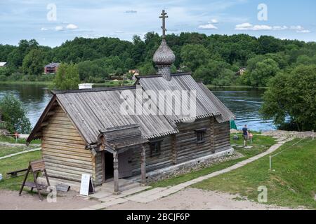 STARAYA LADOGA, RUSSLAND-CIRCA Jun, 2018: Restaurierte Holzkirche befindet sich in der Ladoga-Festung. Es ist Staraya Ladoga historisch-architektonisch und Archäolog Stockfoto