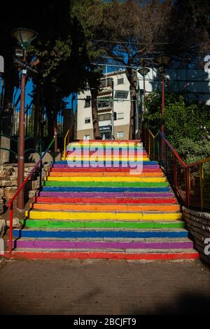 Schritte in verschiedenen Regenbogenfarben gemalt. Regenbogentreppe. Stockfoto