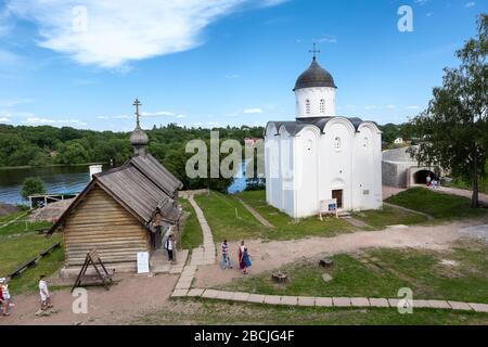 STARAYA LADOGA, RUSSLAND-CIRCA Jun, 2018: Kirchen aus Holz und St. George befinden sich in der Ladoga-Festung. Es ist Staraya Ladoga historisch-architektonisch und Stockfoto