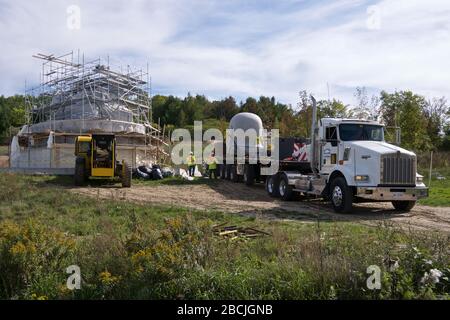 Das Verschieben der Steinstatue per Kranwagen im Gebäude des Buddha Maitreya. Stockfoto