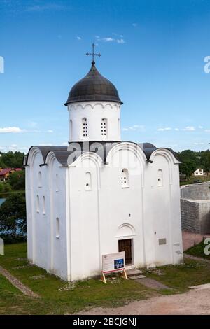 STARAYA LADOGA, RUSSLAND-CIRCA Jun, 2018: Die St.-Georgs-Kirche befindet sich in der Ladoga-Festung. Es ist das Archäologische Museum mit antiker Architektur Stockfoto