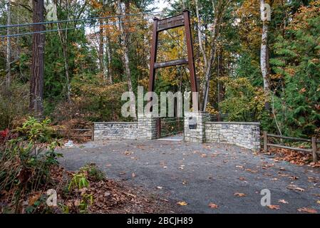 BELLEVUE, WA/USA - 5. NOVEMBER 2019: Botanischer Garten Bellevue, Eingang zur Hängebrücke Ravine Experience mit Herbstlaub. Stockfoto