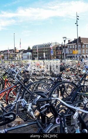 Venlo, Limburg-Niederlande - 13. Oktober 2018: Reihen geparktes Fahrrad in der niederländischen Stadt in der Nähe des Hauptbahnhofs. Stadtradfahren. Umweltfreundliches Transportmittel. Stockfoto