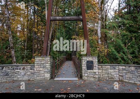 BELLEVUE, WA/USA - 5. NOVEMBER 2019: Botanischer Garten Bellevue, Eingang zur Hängebrücke Ravine Experience mit Herbstlaub. Stockfoto