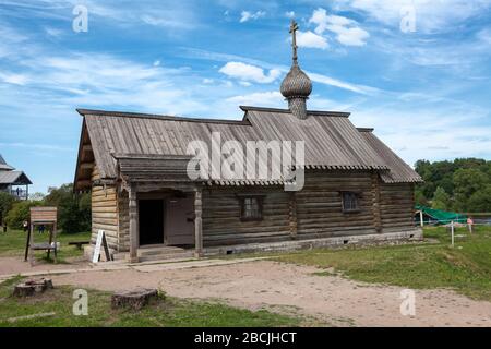 STARAYA LADOGA, RUSSLAND-CIRCA Jun, 2018: Holzkirche befindet sich in der Ladoga-Festung. Es ist Staraya Ladoga historisch-architektonische und archäologische Muse Stockfoto