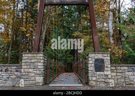 BELLEVUE, WA/USA - 5. NOVEMBER 2019: Botanischer Garten Bellevue, Eingang zur Hängebrücke Ravine Experience mit Herbstlaub. Stockfoto