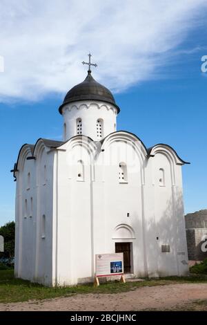 STARAYA LADOGA, RUSSLAND-CIRCA Jun, 2018: Die St. George's White Church befindet sich in der Ladoga-Festung. Es ist das Museum für die Archäologie mit altem Archi Stockfoto