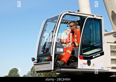 Der Kran-LKW-Betreiber im Gebäude von Maitreya Buddha. Stockfoto