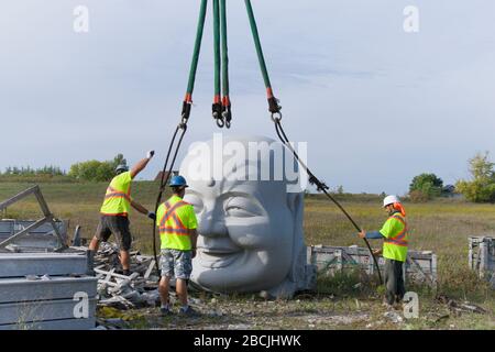 Die Transpiration der Steinstatue per Kranwagen im Gebäude des Buddha Maitreya. Stockfoto